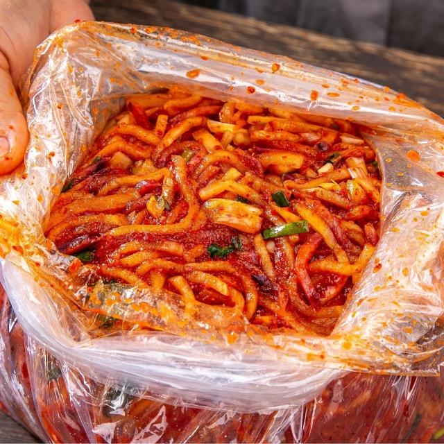 아삭하게 버무린 만능반찬 무생채 1kg + 1kg
