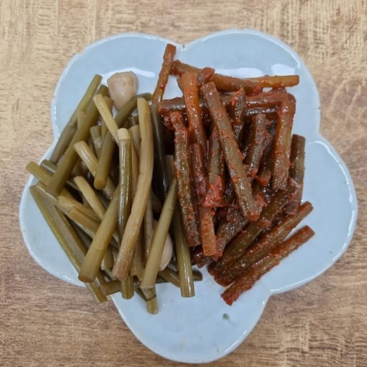 아삭한 식감과 감칠맛의 마늘종 장아찌
